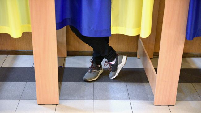 Мужчина во время голосования на выборах президента Украины на одном из избирательных участков Киева Мужчина во время голосования на выборах президента Украины на одном из избирательных участков Киева