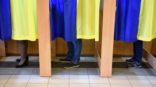 Люди во время голосования на выборах президента Украины на одном из избирательных участков Киева Люди во время голосования на выборах президента Украины на одном из избирательных участков Киева