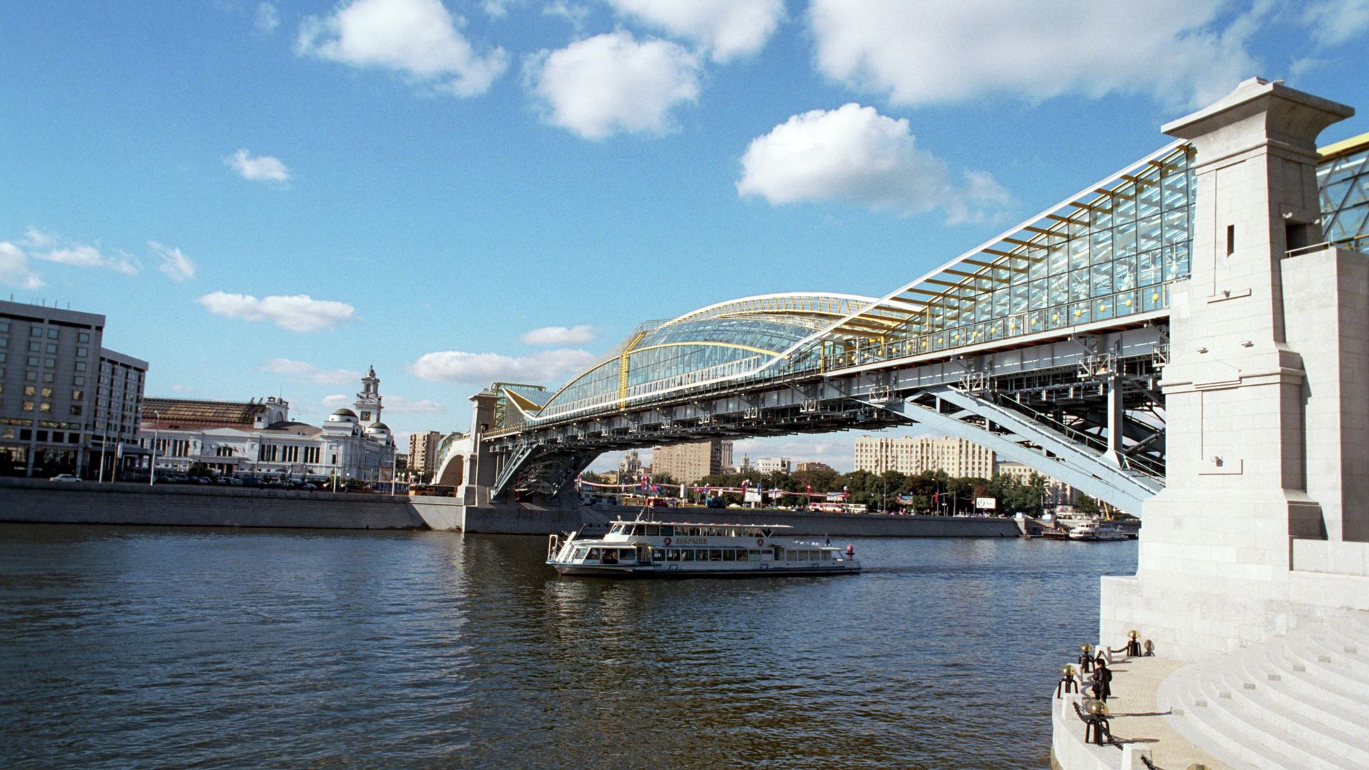 Киевский пешеходный мост(мост Богдана Хмельницкого), открытый 2 сентября 2001 года, соединил площадь Киевского вокзала и улицу Плющиху Киевский пешеходный мост(мост Богдана Хмельницкого), открытый 2 сентября 2001 года, соединил площадь Киевского вокзала и улицу Плющиху - РИА Новости, 1920, 30.09.2020