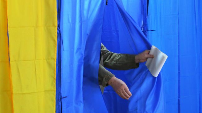 Мужчина во время голосования на выборах президента Украины на одном из избирательных участков Киева Мужчина во время голосования на выборах президента Украины на одном из избирательных участков Киева