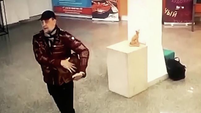 Стоп-кадр видеозаписи хищения статуэтки в Москве Стоп-кадр видеозаписи хищения статуэтки в Москве