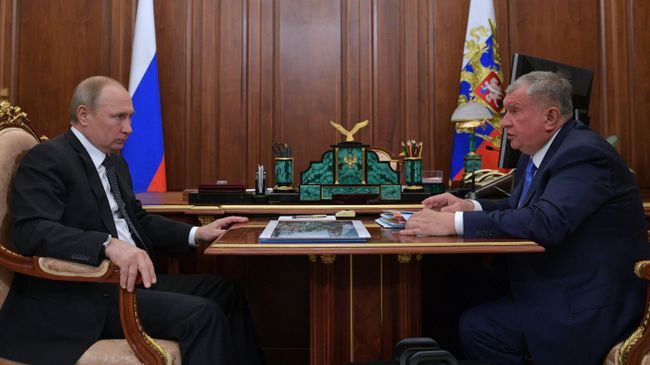 Президент РФ Владимир Путин и главный исполнительный директор, председатель правления, заместитель председателя совета директоров компании Роснефть Игорь Сечин во время встречи