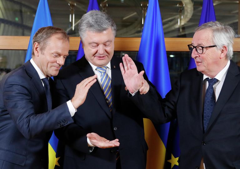 Президент Европейского совета Дональд Туск и президент Еврокомиссии Жан-Клод Юнкер приветствуют президента Украины Петра Порошенко в Брюсселе. 20 марта 2019 