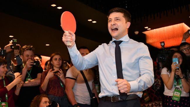 Кандидат в президенты Украины, актер Владимир Зеленский играет в настольный теннис в своем избирательном штабе в Киеве. 31 марта 2019 Кандидат в президенты Украины, актер Владимир Зеленский играет в настольный теннис в своем избирательном штабе в Киеве. 31 марта 2019
