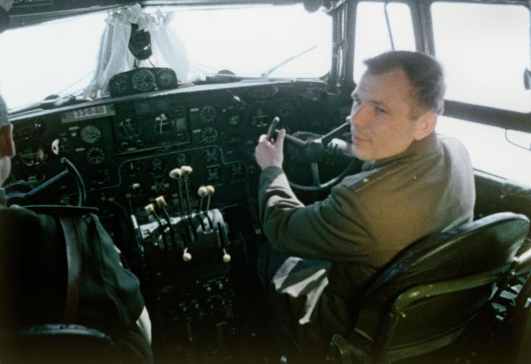 Юрий Гагарин ведет самолет на космодром Байконур, 1961 год Юрий Гагарин ведет самолет на космодром Байконур, 1961 год