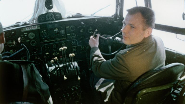 Юрий Гагарин ведет самолет на космодром Байконур, 1961 год