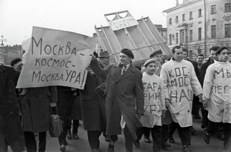 Студенты медицинских институтов на демонстрации в честь полета Юрия Гагарина в космос Студенты медицинских институтов на демонстрации в честь полета Юрия Гагарина в космос