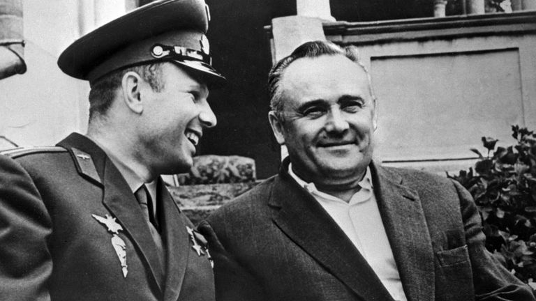 Академик Сергей Королев и космонавт Юрий Гагарин после первого в мире полета человека в космос на корабле Восток