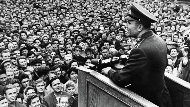 Летчик-космонавт Ю. А. Гагарин выступает перед рабочими ленинградского металлического завода