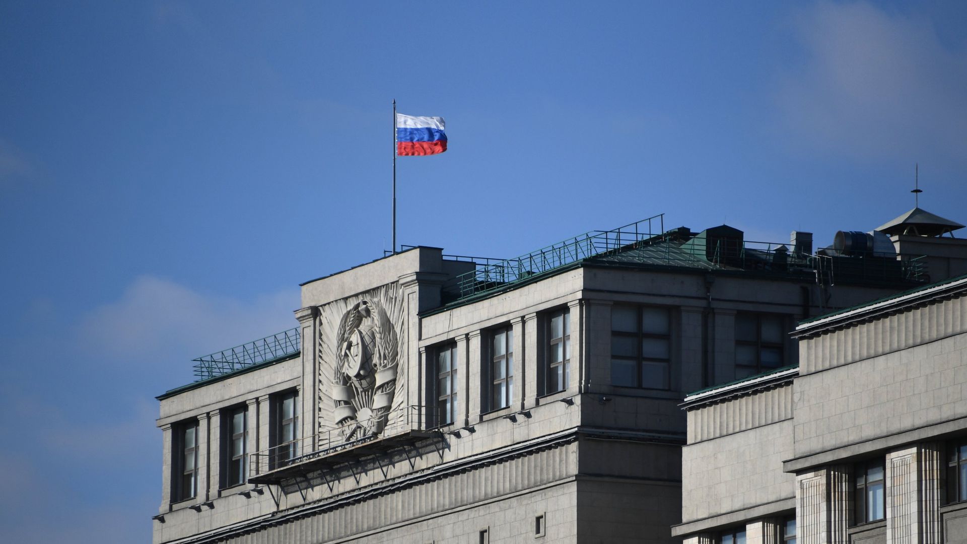 Флаг на здании Государственной Думы РФ Флаг на здании Государственной Думы РФ - РИА Новости, 1920, 14.01.2025