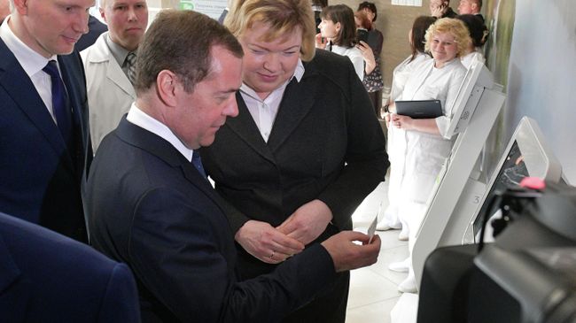 Председатель правительства РФ Дмитрий Медведев, губернатор Пермского края Максим Решетников и министр здравоохранения Пермского края Оксана Мелихова во время посещения городской клинической поликлиники №2 в Перми. 2 апреля 2019 Председатель правительства РФ Дмитрий Медведев, губернатор Пермского края Максим Решетников и министр здравоохранения Пермского края Оксана Мелихова во время посещения городской клинической поликлиники №2 в Перми. 2 апреля 2019