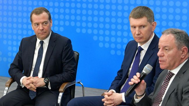 Председатель правительства РФ Дмитрий Медведев во время встречи с представителями малого и среднего бизнеса Пермского края на территории технопарка Morion Digital в Перми. 2 апреля 2019 Председатель правительства РФ Дмитрий Медведев во время встречи с представителями малого и среднего бизнеса Пермского края на территории технопарка Morion Digital в Перми. 2 апреля 2019