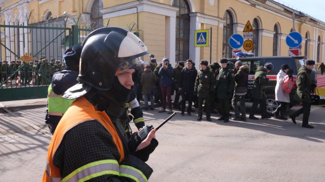 Сотрудник МЧС РФ у здания Военно-космической академии имени А. Ф. Можайского в Санкт-Петербурге, где произошел взрыв Сотрудник МЧС РФ у здания Военно-космической академии имени А. Ф. Можайского в Санкт-Петербурге, где произошел взрыв
