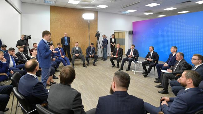 Дмитрий Медведев во время встречи с представителями малого и среднего бизнеса Пермского края на территории технопарка Morion Digital в Перми. 2 апреля 2019