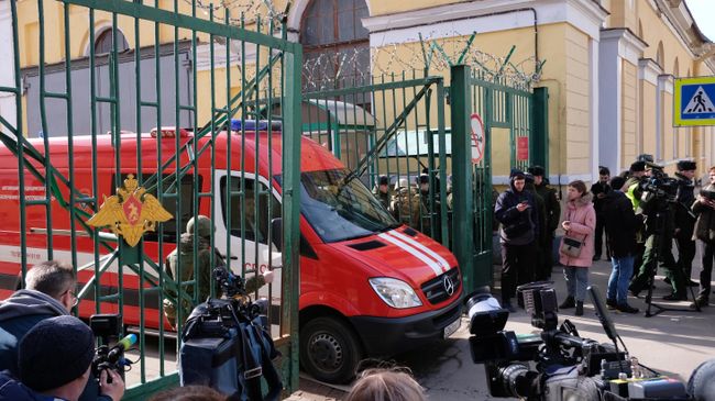 Автомобиль МЧС РФ у здания Военно-космической академии имени А. Ф. Можайского в Санкт-Петербурге, где произошел взрыв Автомобиль МЧС РФ у здания Военно-космической академии имени А. Ф. Можайского в Санкт-Петербурге, где произошел взрыв