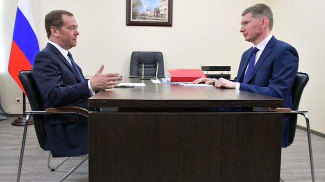 Председатель правительства РФ Дмитрий Медведев и губернатор Пермского края Максим Решетников во время встречи в Перми. 2 апреля 2019 Председатель правительства РФ Дмитрий Медведев и губернатор Пермского края Максим Решетников во время встречи в Перми. 2 апреля 2019