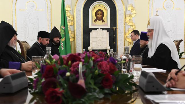 Патриарх Московский и всея Руси Кирилл (справа) и верховный патриарх и католикос всех армян Гарегин II во время встречи. 2 апреля 2019