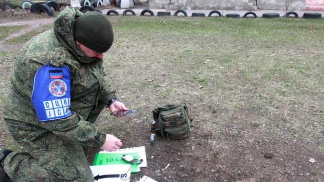 Офицер СЦКК фиксирует попадание снаряда в поселке Гольмовский города Горловка. 2 апреля 2019 Офицер СЦКК фиксирует попадание снаряда в поселке Гольмовский города Горловка. 2 апреля 2019