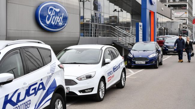 Логотип американской автомобилестроительной компании Ford в автосалоне Логотип американской автомобилестроительной компании Ford в автосалоне