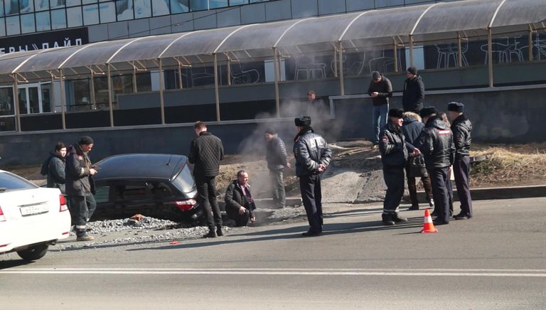 На Океанском проспекте во Владивостоке произошло повреждение асфальта и прорыв теплотрассы. 3 апреля 2019 На Океанском проспекте во Владивостоке произошло повреждение асфальта и прорыв теплотрассы. 3 апреля 2019