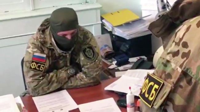 Сотрудники ФСБ во время обысков в администрации Евпатории Сотрудники ФСБ во время обысков в администрации Евпатории