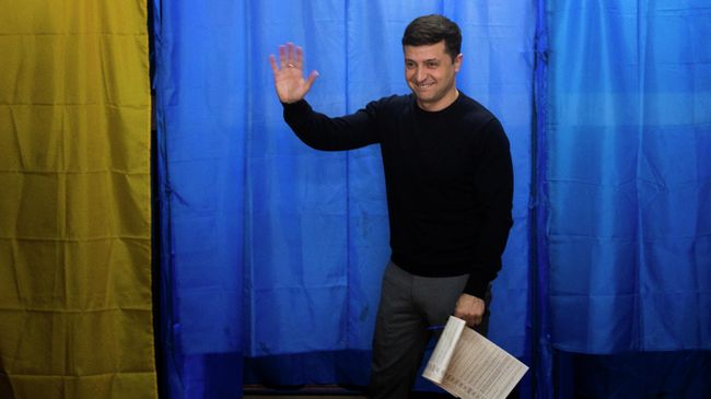 Владимир Зеленский на избирательном участке в Киеве Владимир Зеленский на избирательном участке в Киеве