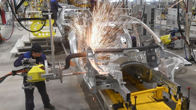 Цех завода по производству легковых автомобилей Mercedes-Benz концерна Daimler в индустриальном парке Есипово в Московской области Цех завода по производству легковых автомобилей Mercedes-Benz концерна Daimler в индустриальном парке Есипово в Московской области