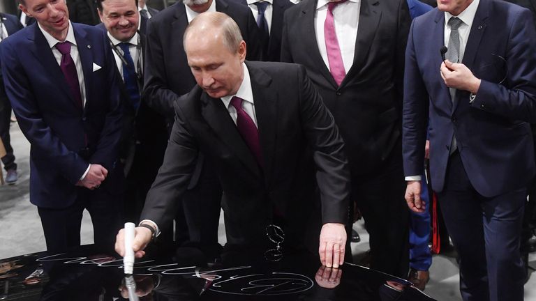 Президент РФ Владимир Путин принимает участие в церемонии открытия завода по производству легковых автомобилей Мерседес-Бенц. 3 апреля 2019 Президент РФ Владимир Путин принимает участие в церемонии открытия завода по производству легковых автомобилей Мерседес-Бенц. 3 апреля 2019