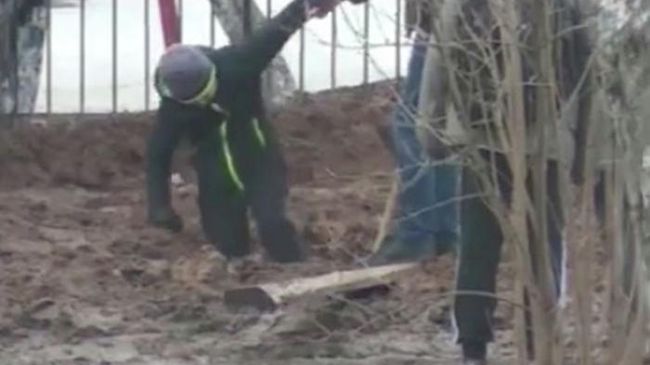 Мальчик, застрявший в грязи по дороги в школу в Малоярославце Мальчик, застрявший в грязи по дороги в школу в Малоярославце