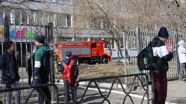 Эвакуация школы во время пожара в Красноярске. 3 апреля 2019 Эвакуация школы во время пожара в Красноярске. 3 апреля 2019