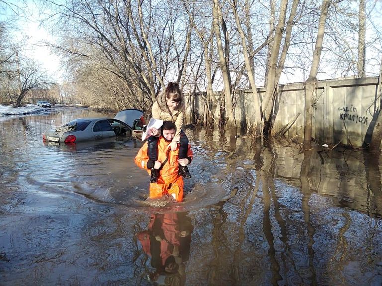 Спасатели на руках вынесли на сушу женщину, чья машина утонула в луже Спасатели на руках вынесли на сушу женщину, чья машина утонула в луже