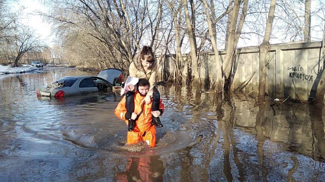 Спасатели на руках вынесли на сушу женщину, чья машина утонула в луже Спасатели на руках вынесли на сушу женщину, чья машина утонула в луже