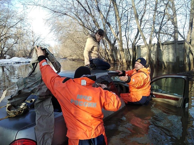 Спасатели на руках вынесли на сушу женщину, чья машина утонула в луже Спасатели на руках вынесли на сушу женщину, чья машина утонула в луже