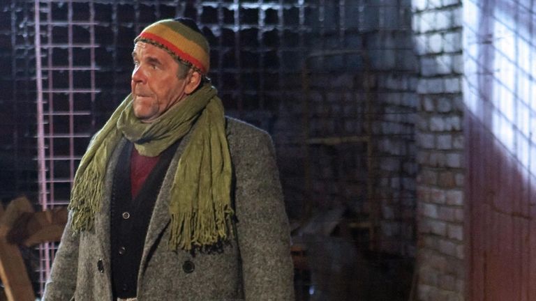 Актер Алексей Булдаков (слева) в роли бомжа Бобы на съемочной площадке сериала Москва. Три вокзала Актер Алексей Булдаков (слева) в роли бомжа Бобы на съемочной площадке сериала Москва. Три вокзала