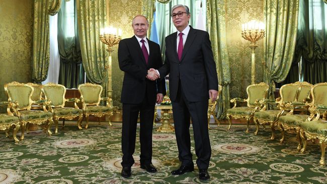 Президент РФ Владимир Путин и президент Казахстана Касым-Жомарт Токаев во время встречи. 3 апреля 2019 Президент РФ Владимир Путин и президент Казахстана Касым-Жомарт Токаев во время встречи. 3 апреля 2019