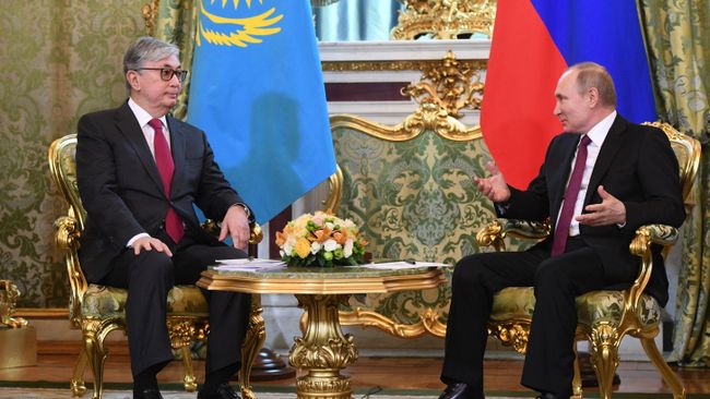 Президент РФ Владимир Путин и президент Казахстана Касым-Жомарт Токаев во время встречи Президент РФ Владимир Путин и президент Казахстана Касым-Жомарт Токаев во время встречи