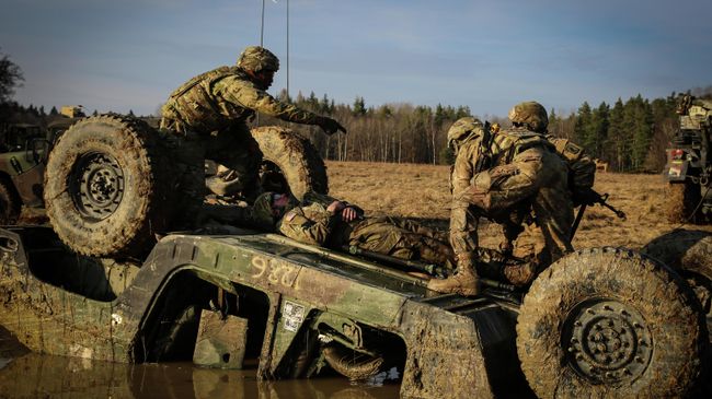 Солдаты армии США во время учений НАТО в Европе Союзный дух на полигоне Хоэнфельс в Германии. 14 марта 2019 Солдаты армии США во время учений НАТО в Европе Союзный дух на полигоне Хоэнфельс в Германии. 14 марта 2019