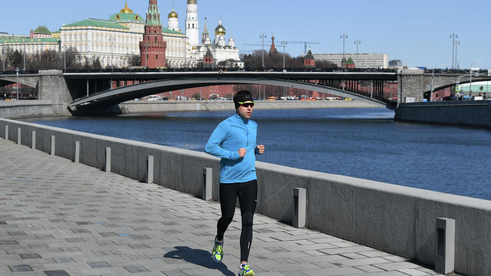 Мужчина бежит по Пречистенской набережной в Москве Мужчина бежит по Пречистенской набережной в Москве - РИА Новости, 1920, 11.05.2022