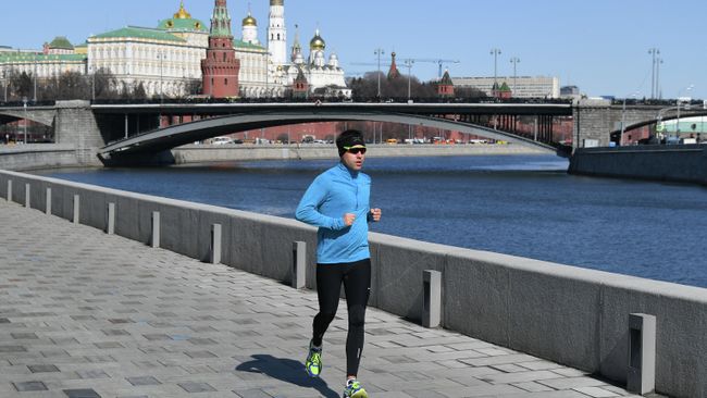Мужчина совершает пробежку по набережной в Москве