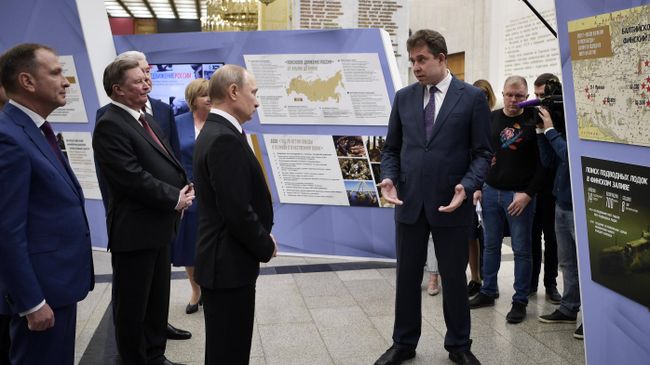 Президент РФ Владимир Путин во время осмотра Музея Победы на Поклонной горе перед торжественном открытии всероссийской акции Вахта памяти -2019. 4 апреля 2019 Президент РФ Владимир Путин во время осмотра Музея Победы на Поклонной горе перед торжественном открытии всероссийской акции Вахта памяти -2019. 4 апреля 2019