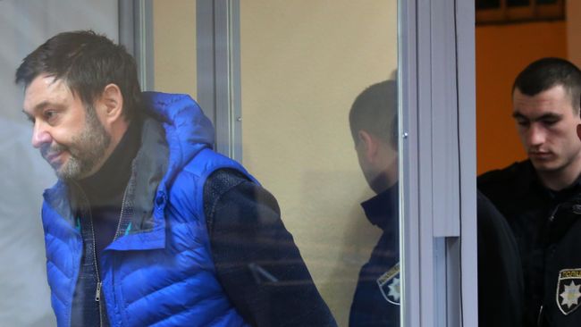 Руководитель портала РИА Новости Украина Кирилл Вышинский в Подольском районном суде Киева. 4 апреля 2019 Руководитель портала РИА Новости Украина Кирилл Вышинский в Подольском районном суде Киева. 4 апреля 2019