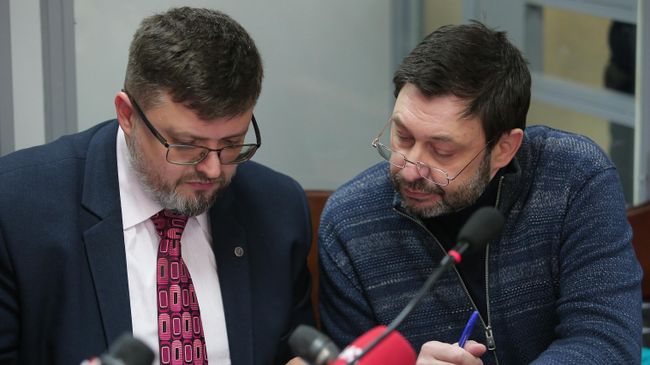 Руководитель портала РИА Новости Украина Кирилл Вышинский и адвокат Андрей Доманский в Подольском районном суде Киева Руководитель портала РИА Новости Украина Кирилл Вышинский и адвокат Андрей Доманский в Подольском районном суде Киева