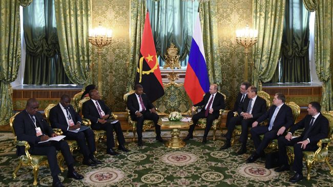 Президент РФ Владимир Путин и президент Анголы Жоау Лоуренсу во время встречи. 4 апреля 2019 Президент РФ Владимир Путин и президент Анголы Жоау Лоуренсу во время встречи. 4 апреля 2019