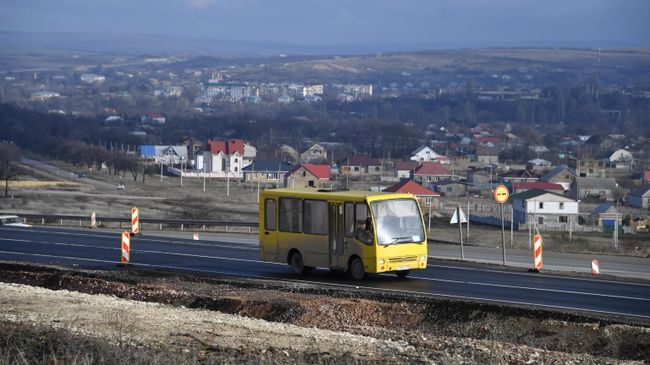 Автомобильное движение на участке трассы Таврида в Крыму Автомобильное движение на участке трассы Таврида в Крыму