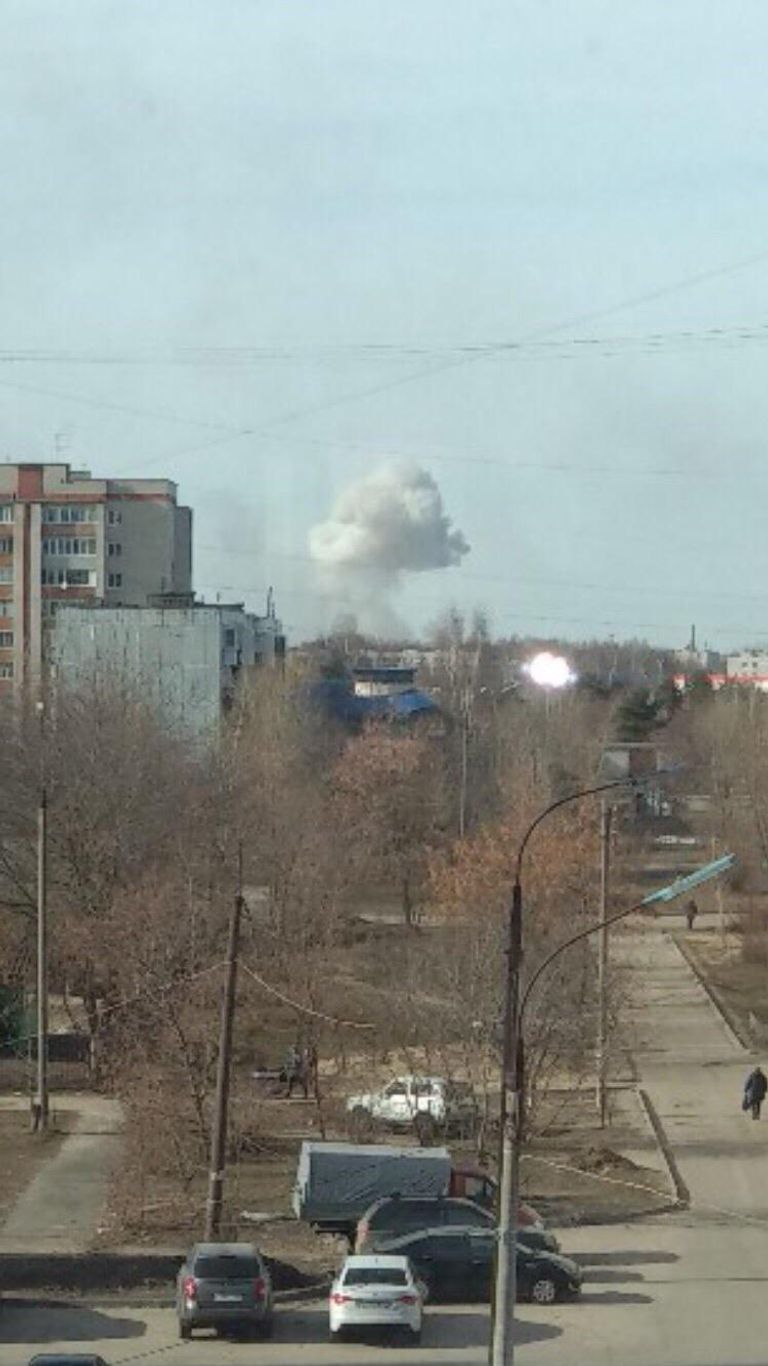 Дым от взрыва на заводе НИИ Кристалл в Дзержинске. 4 апреля 2019
