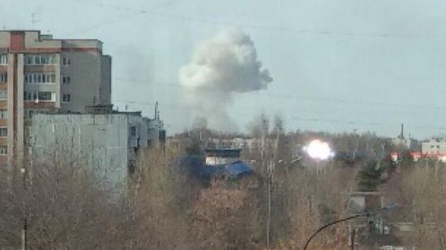 Дым от взрыва на заводе НИИ Кристалл в Дзержинске. 4 апреля 2019 Дым от взрыва на заводе НИИ Кристалл в Дзержинске. 4 апреля 2019