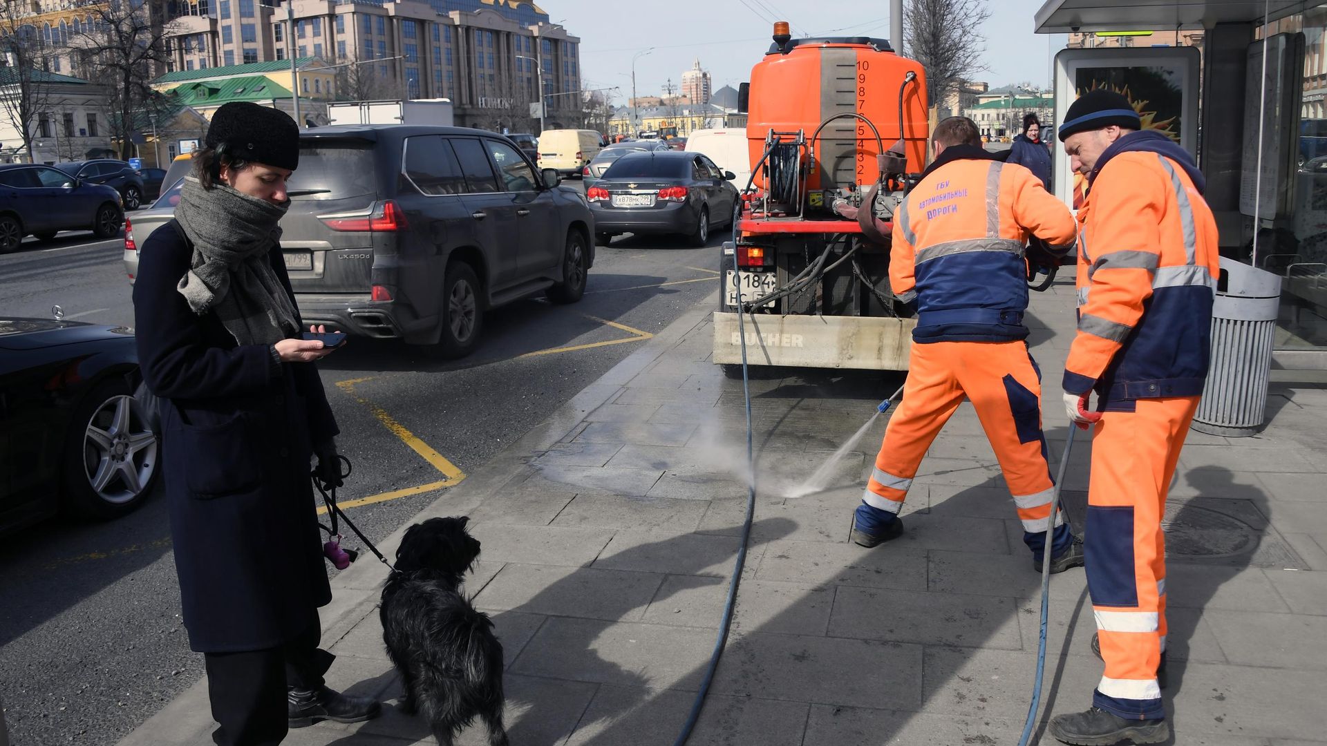 Мойка тротуара на Новинском бульваре в Москве Мойка тротуара на Новинском бульваре в Москве - РИА Новости, 1920, 14.04.2021