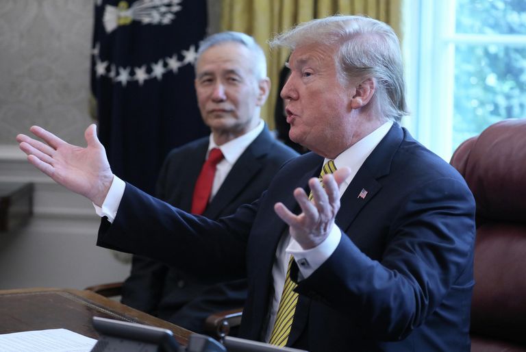 Президент США Дональд Трамп во время встречи с вице-премьером Китая Лю Хэ в Вашингтоне. 4 апреля 2019 Президент США Дональд Трамп во время встречи с вице-премьером Китая Лю Хэ в Вашингтоне. 4 апреля 2019