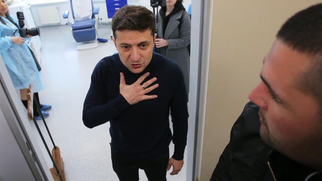 Кандидат в президенты Украины Владимир Зеленский после сдачи анализа на алкоголь и наркотики в киевской клинике Евролаб. 5 апреля 2019 Кандидат в президенты Украины Владимир Зеленский после сдачи анализа на алкоголь и наркотики в киевской клинике Евролаб. 5 апреля 2019