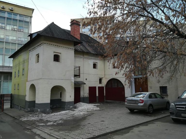 Палаты Хамовного двора на улице Льва Толстого в Москве